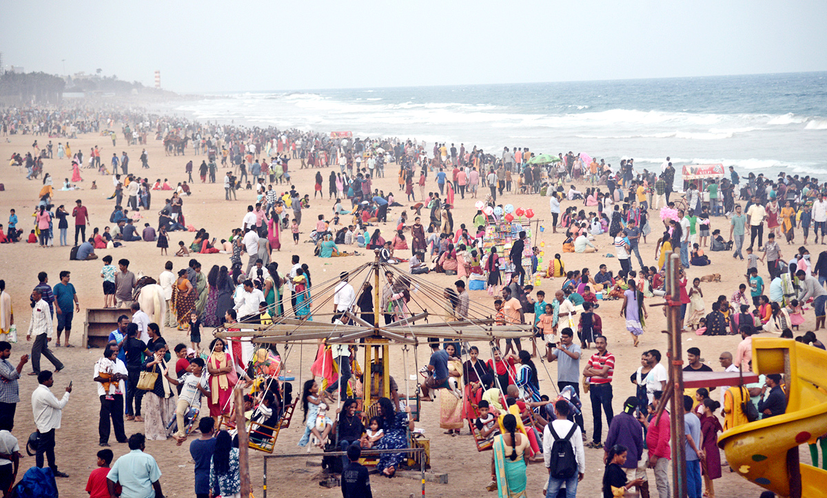 Tourists Rush at Rushikonda Beach Visakhapatnam - Sakshi5