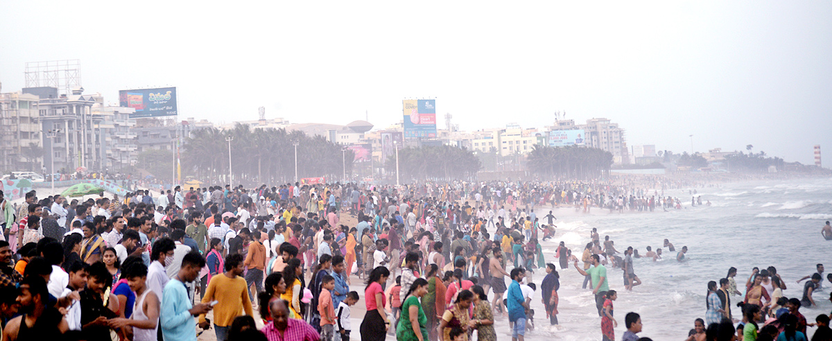 Tourists Rush at Rushikonda Beach Visakhapatnam - Sakshi6