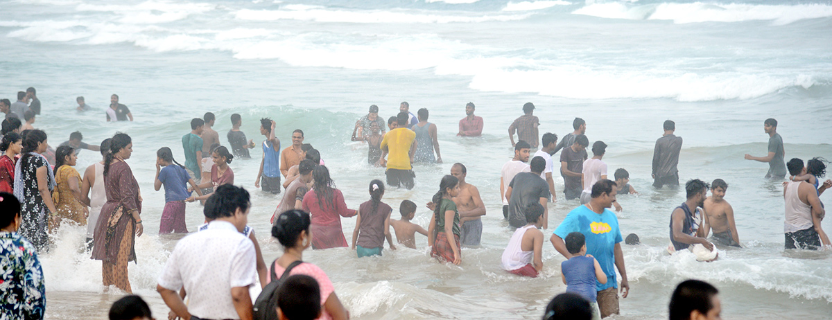 Tourists Rush at Rushikonda Beach Visakhapatnam - Sakshi7