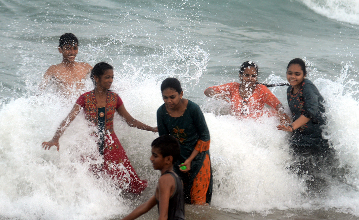 Tourists Rush at Rushikonda Beach Visakhapatnam - Sakshi14