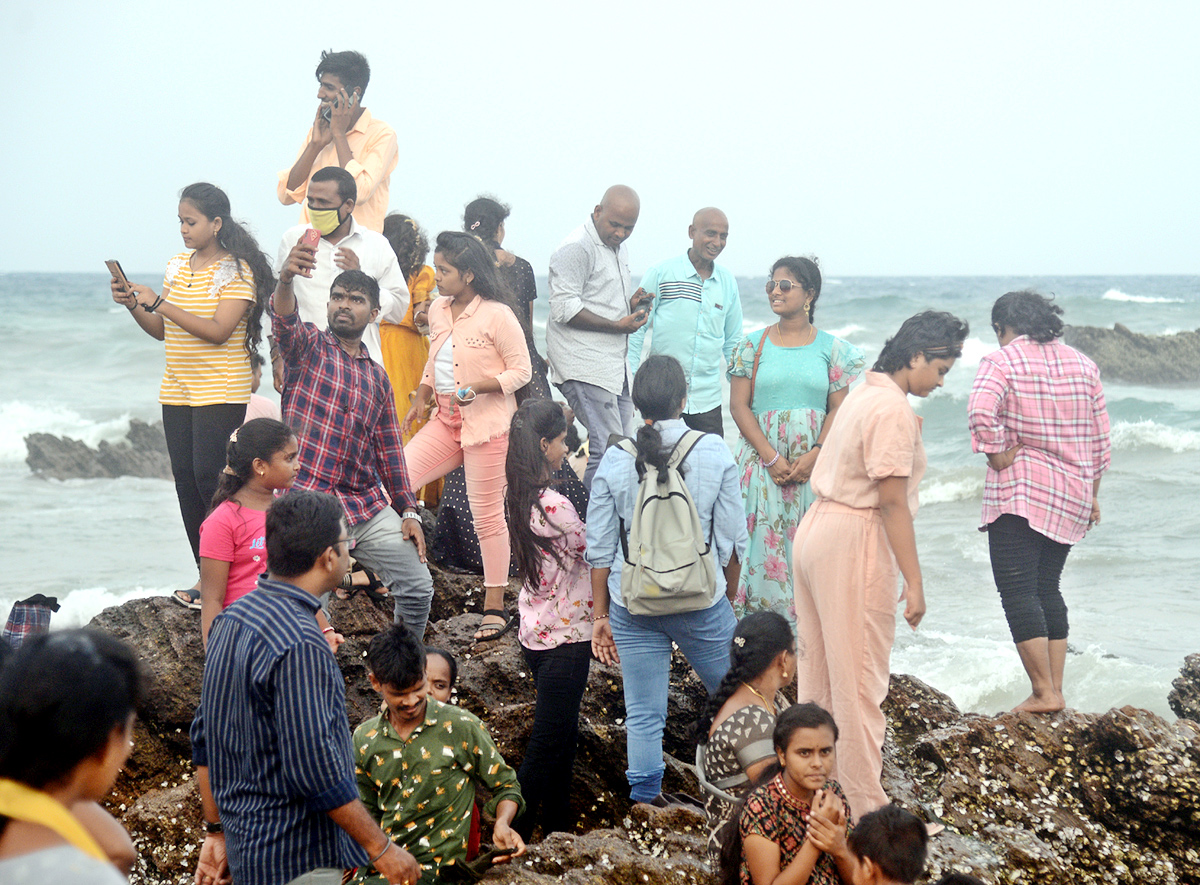 Tourists Rush at Rushikonda Beach Visakhapatnam - Sakshi15