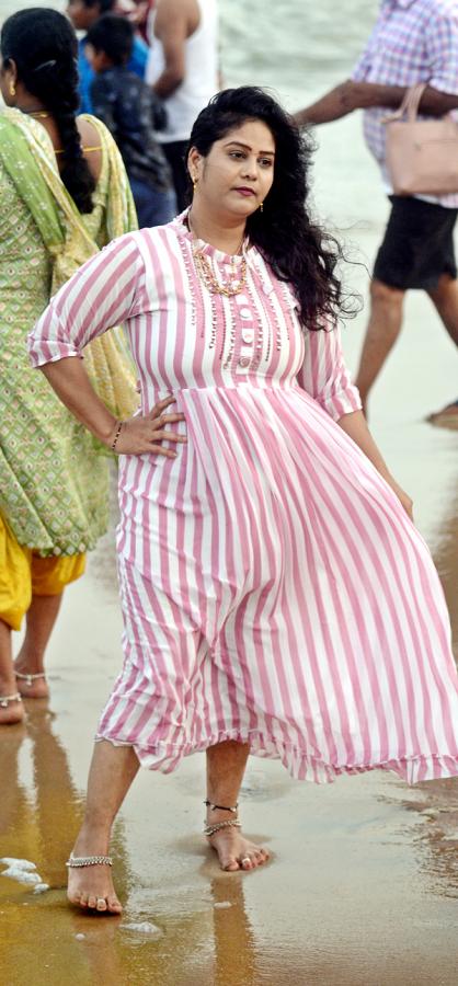 Tourists Rush at Rushikonda Beach Visakhapatnam - Sakshi16