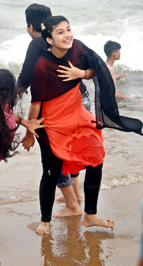 Tourists Rush at Rushikonda Beach Visakhapatnam - Sakshi17