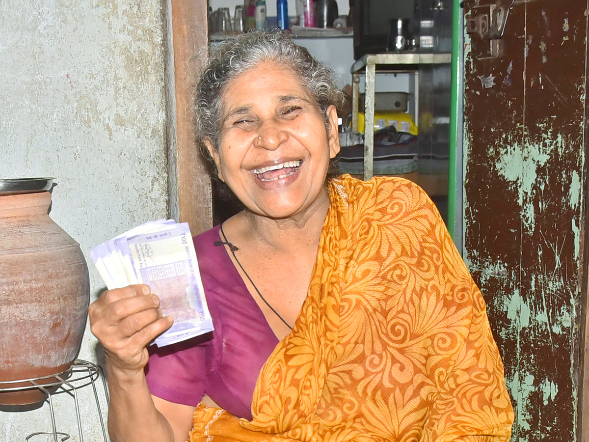 YSR Pensions Home Delivery In All Over AP Photo Gallery - Sakshi16