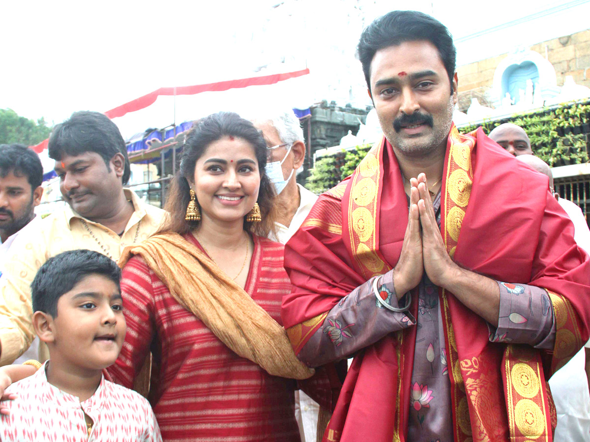 VIPs Visits Tirumala Temple Today - Sakshi2