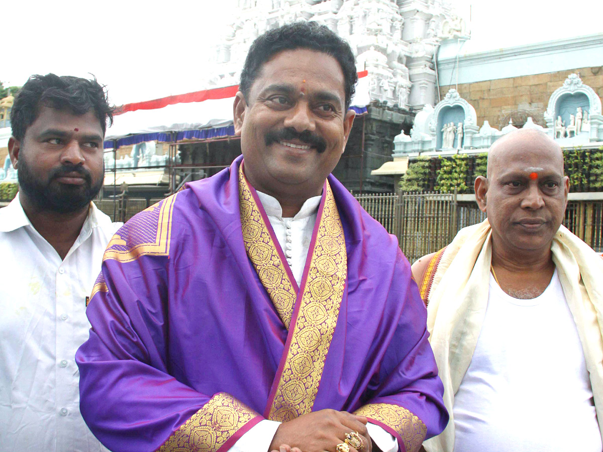 VIPs Visits Tirumala Temple Today - Sakshi3