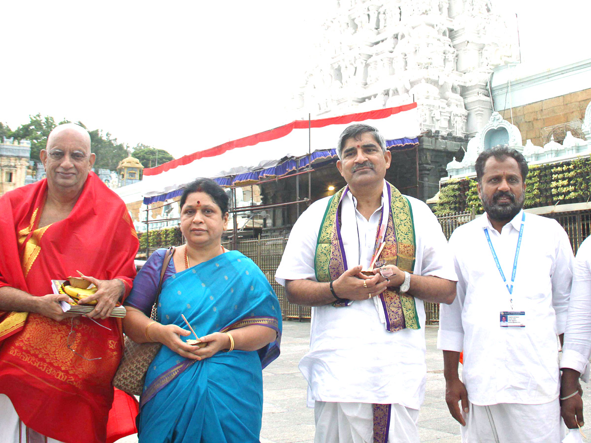VIPs Visits Tirumala Temple Today - Sakshi4