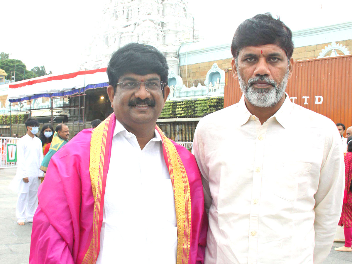VIPs Visits Tirumala Temple Today - Sakshi7