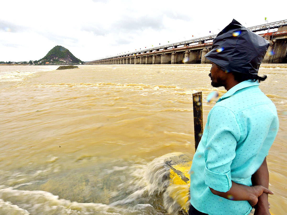 Huge Flood hit In Prakasam Barrage - Sakshi17