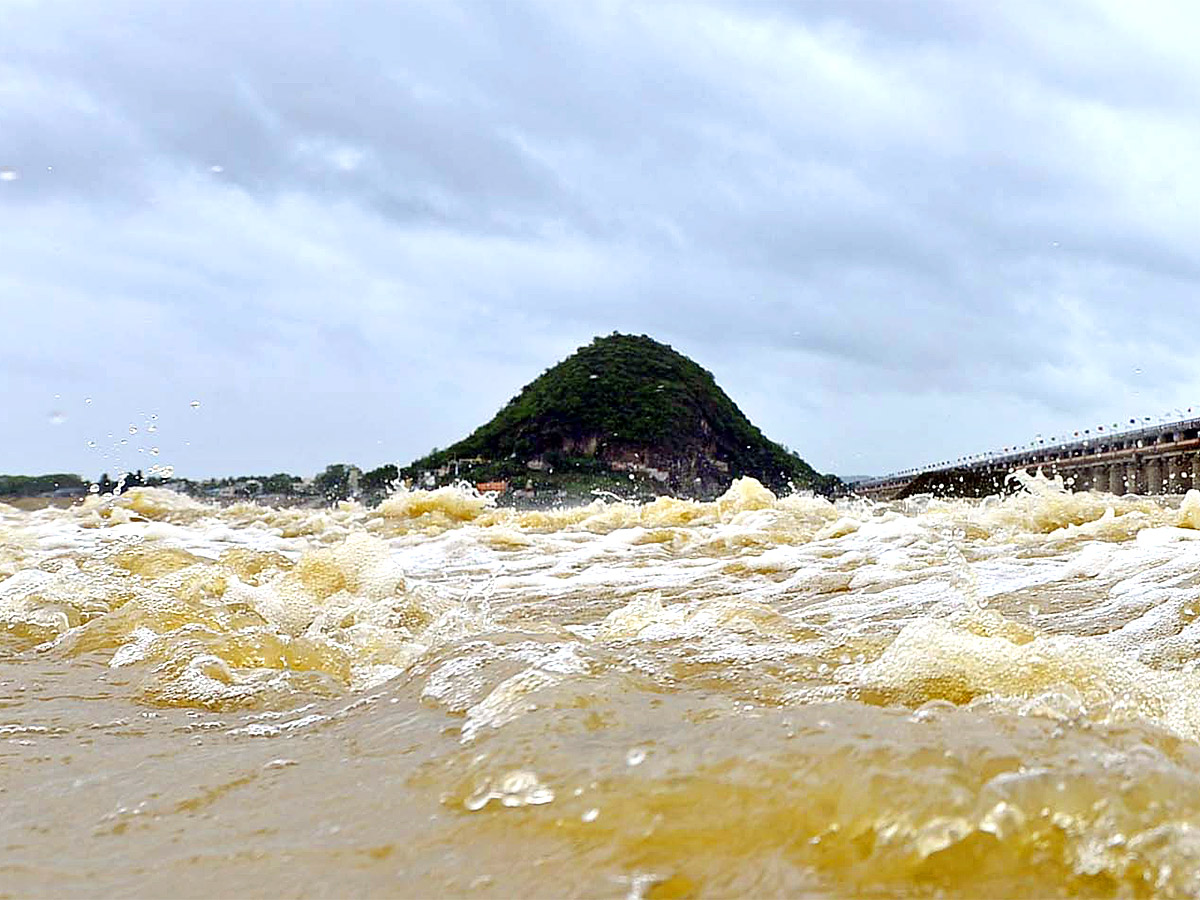 Huge Flood hit In Prakasam Barrage - Sakshi7
