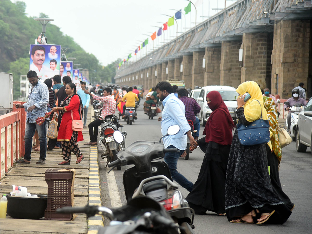 People rush to Prakasam barrage to watch floodwaters - Sakshi11