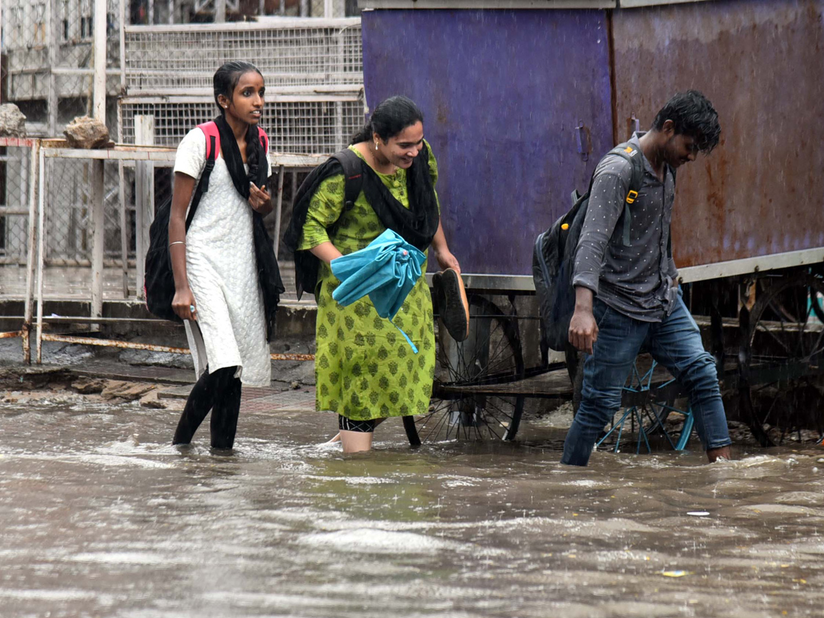 Heavy rains in Hyderabad Photo Gallery - Sakshi24