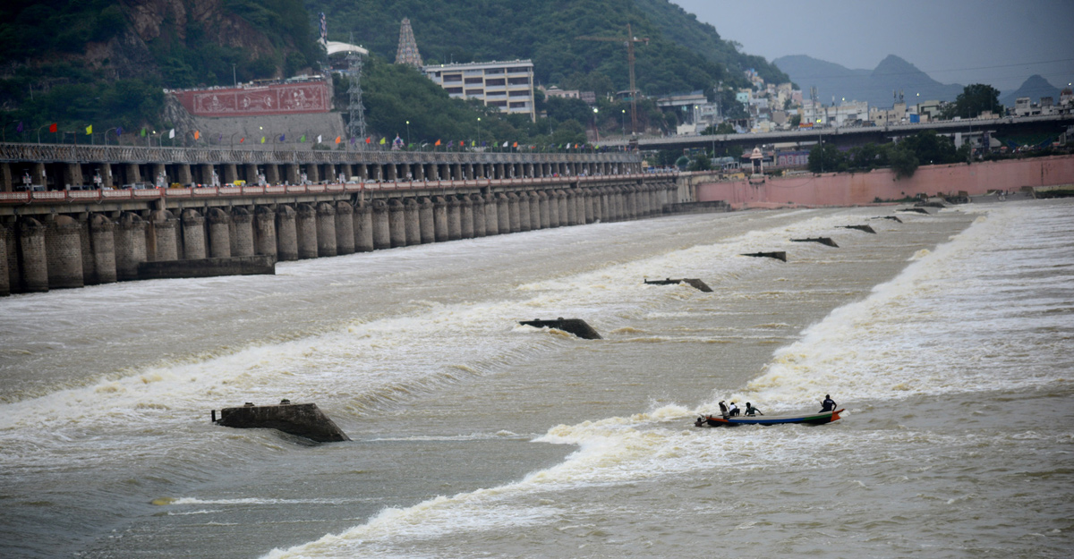 Pleasant Atmosphere In Prakasam Barrage Photos - Sakshi6