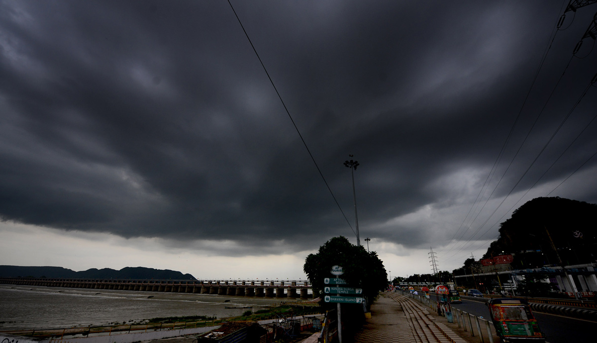 Pleasant Atmosphere In Prakasam Barrage Photos - Sakshi2