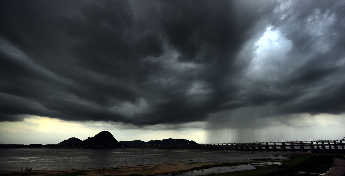 Pleasant Atmosphere In Prakasam Barrage Photos - Sakshi3