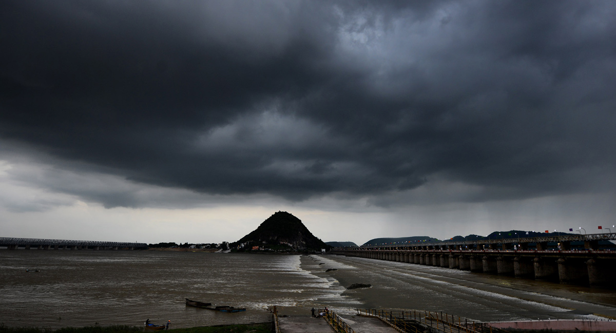 Pleasant Atmosphere In Prakasam Barrage Photos - Sakshi5