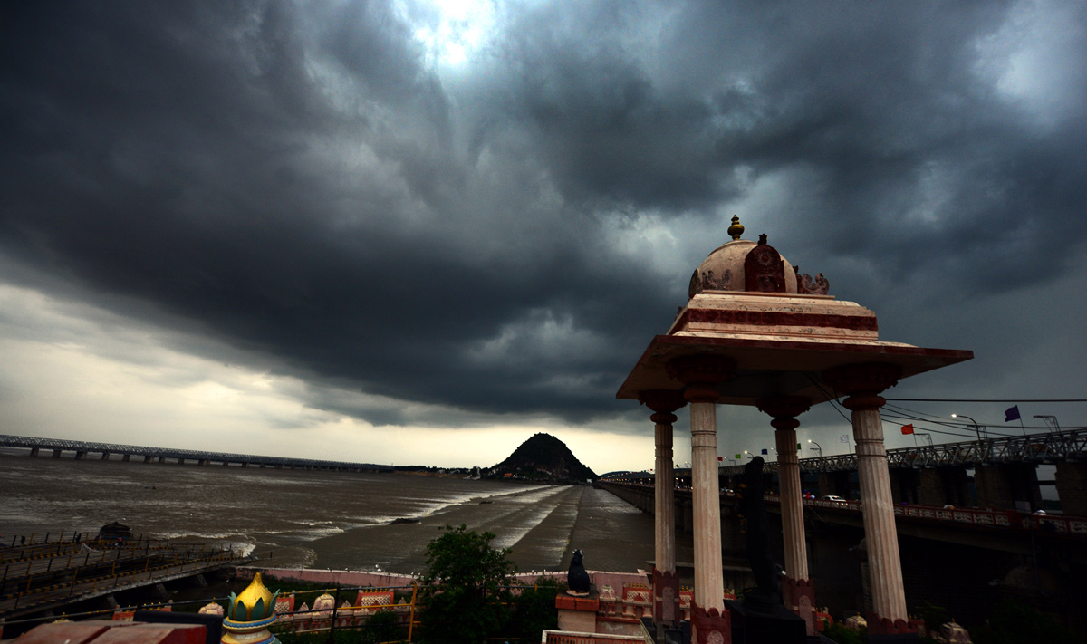 Pleasant Atmosphere In Prakasam Barrage Photos - Sakshi7