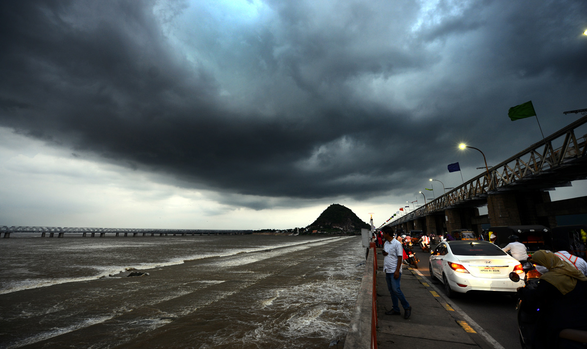 Pleasant Atmosphere In Prakasam Barrage Photos - Sakshi1