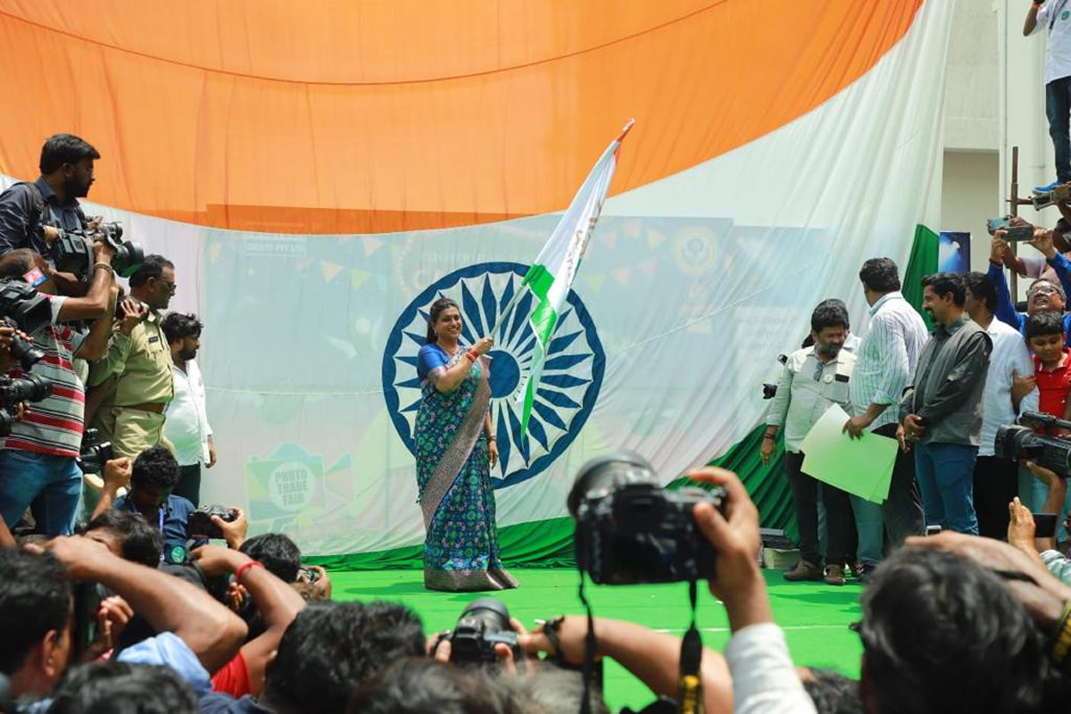 Photo Graphers One Click On Same Time Wonder Book Of Records Minister Roja - Sakshi15