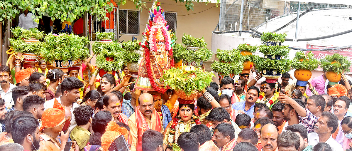 Devotees From Telangana offer Golden Bonam to Kanaka Durga - Sakshi2