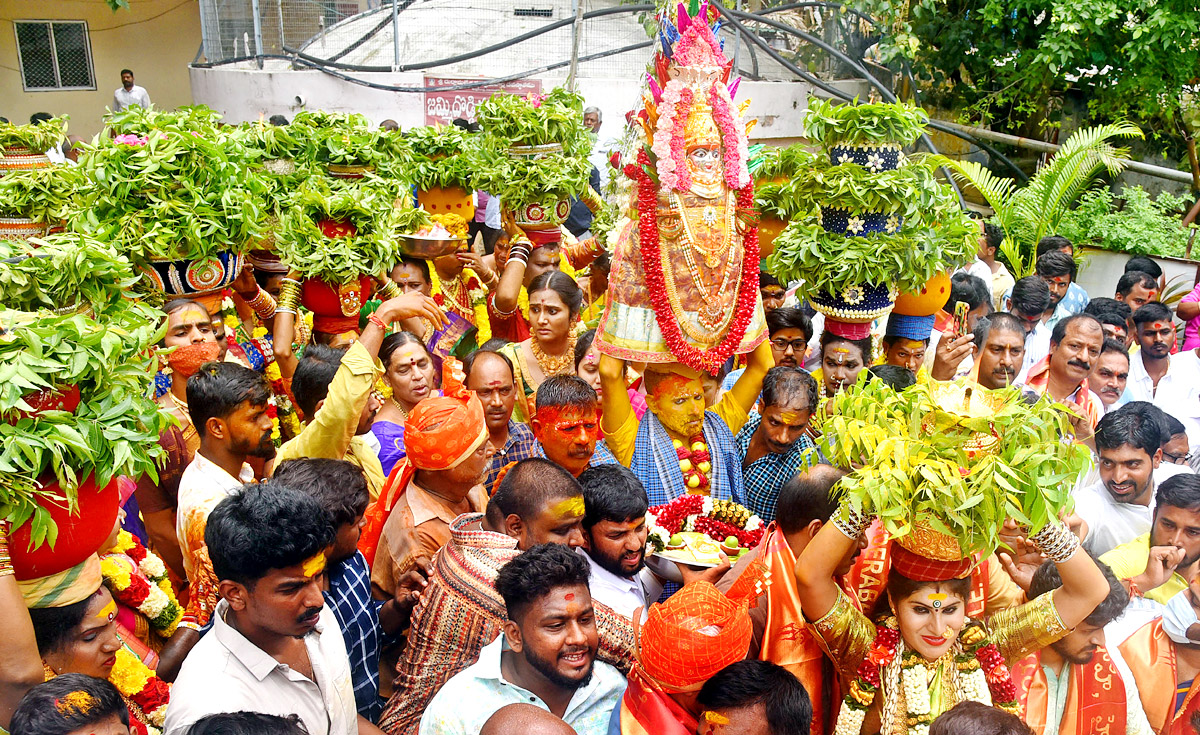Devotees From Telangana offer Golden Bonam to Kanaka Durga - Sakshi4
