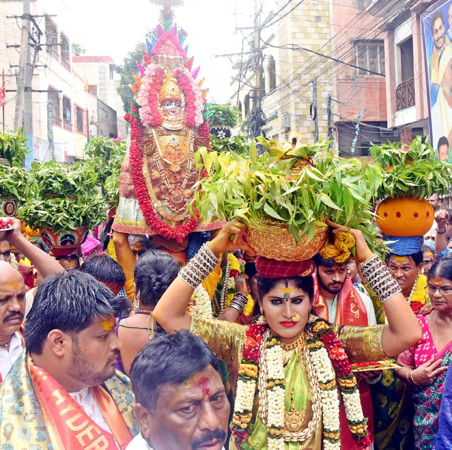 Devotees From Telangana offer Golden Bonam to Kanaka Durga - Sakshi5