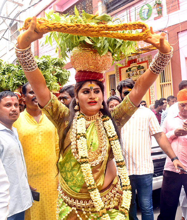Devotees From Telangana offer Golden Bonam to Kanaka Durga - Sakshi7