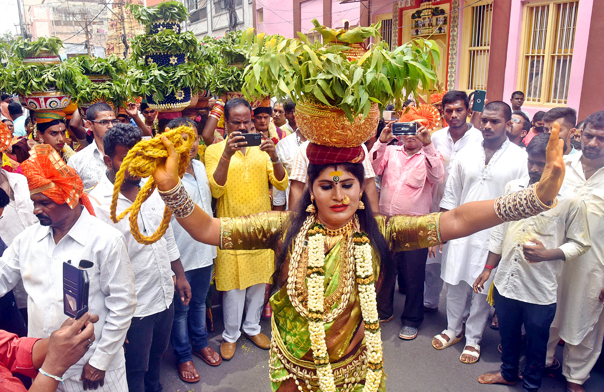 Devotees From Telangana offer Golden Bonam to Kanaka Durga - Sakshi8