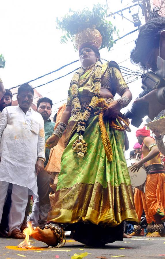Devotees From Telangana offer Golden Bonam to Kanaka Durga - Sakshi9