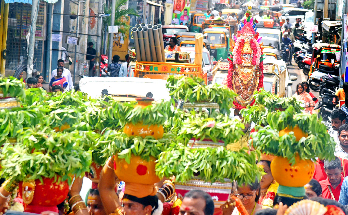 Devotees From Telangana offer Golden Bonam to Kanaka Durga - Sakshi11