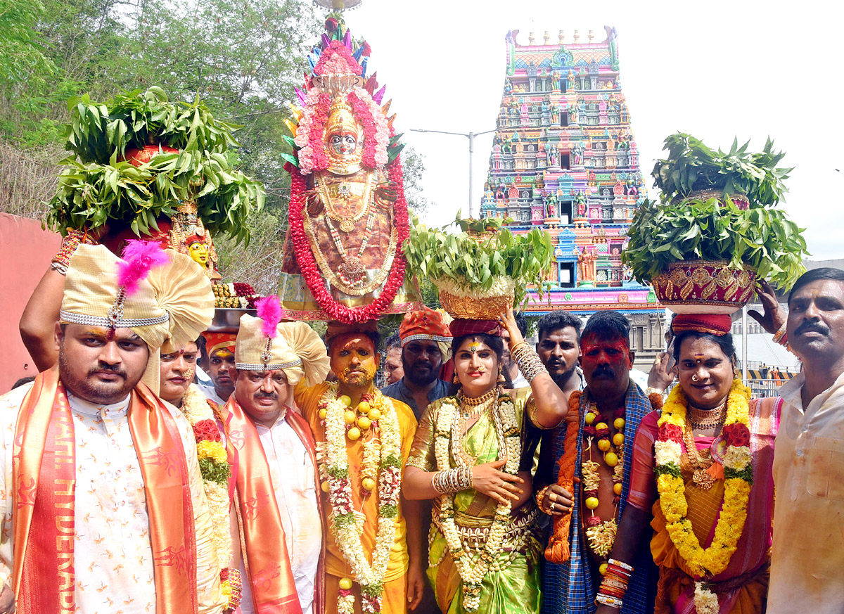 Devotees From Telangana offer Golden Bonam to Kanaka Durga - Sakshi15