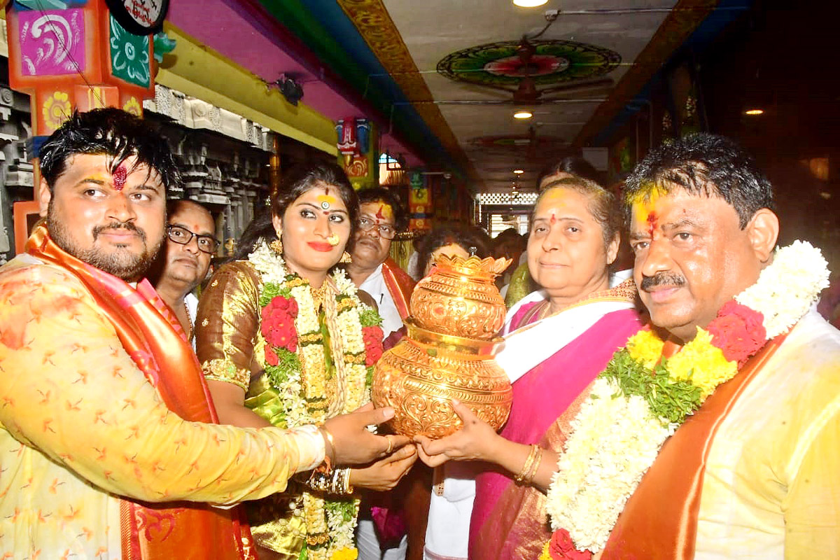 Devotees From Telangana offer Golden Bonam to Kanaka Durga - Sakshi17