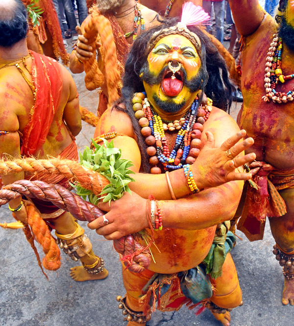Devotees From Telangana offer Golden Bonam to Kanaka Durga - Sakshi18