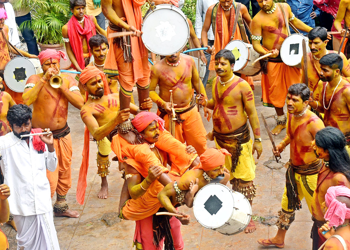 Devotees From Telangana offer Golden Bonam to Kanaka Durga - Sakshi21