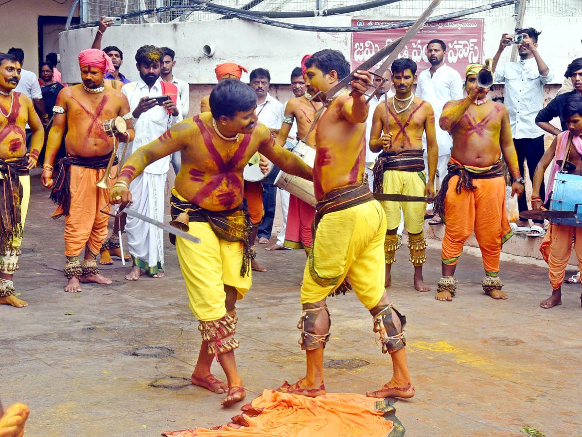Devotees From Telangana offer Golden Bonam to Kanaka Durga - Sakshi22