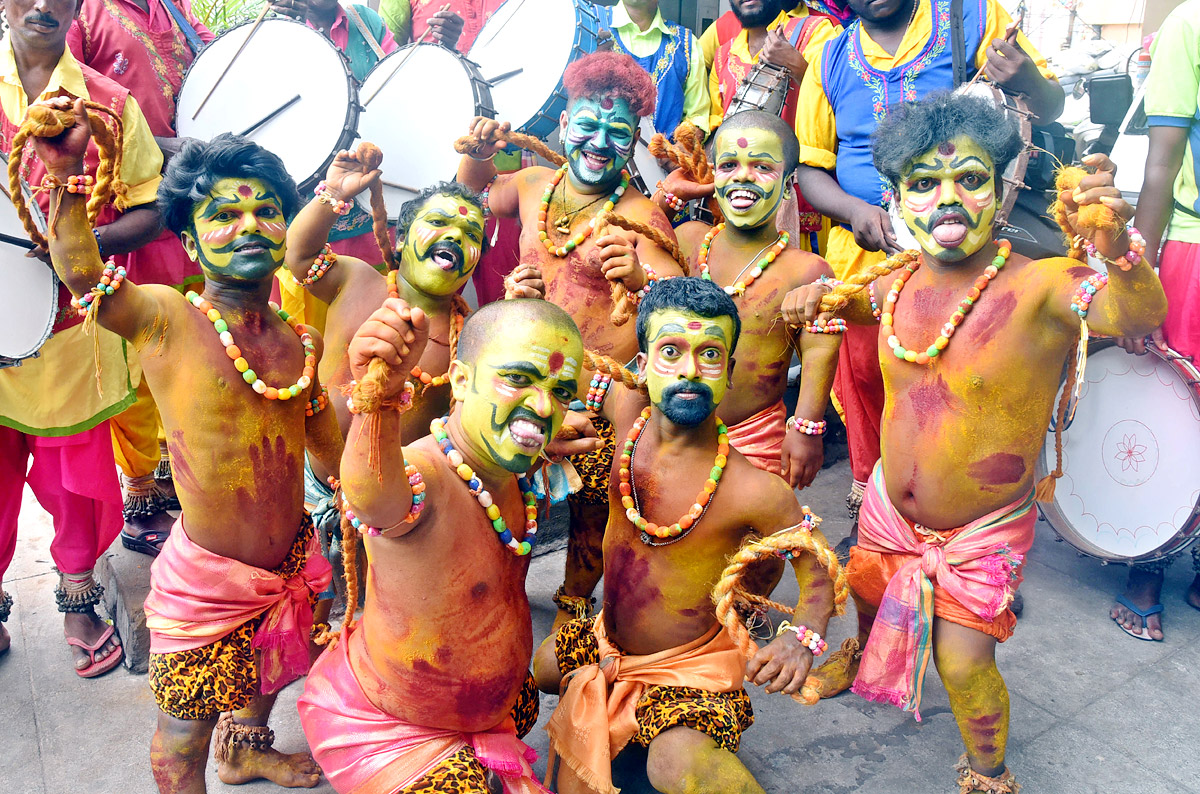 Devotees From Telangana offer Golden Bonam to Kanaka Durga - Sakshi26