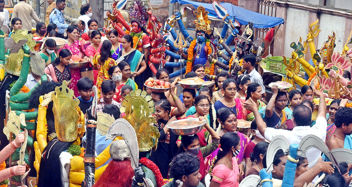 Devotees From Telangana offer Golden Bonam to Kanaka Durga - Sakshi27