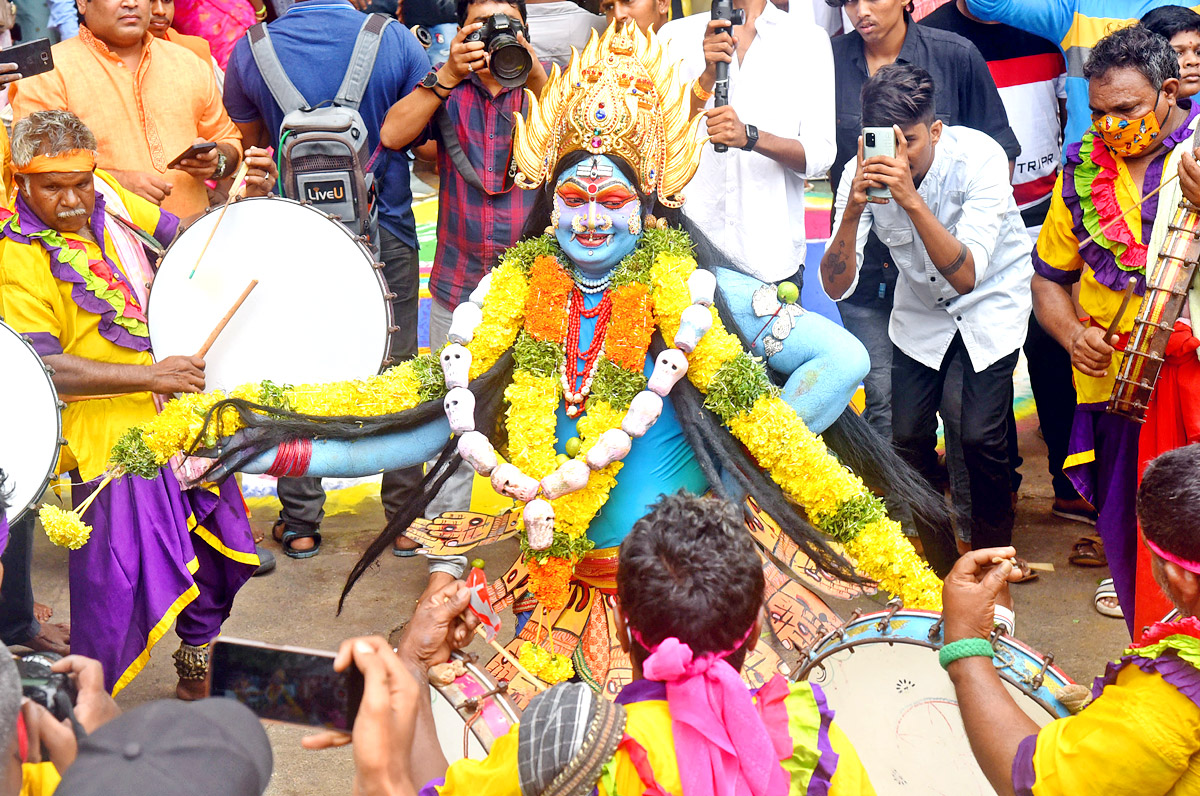 Devotees From Telangana offer Golden Bonam to Kanaka Durga - Sakshi31