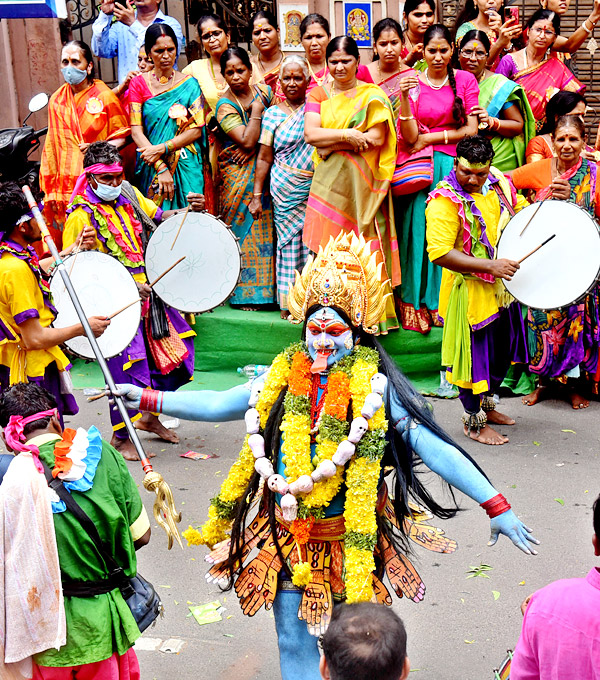 Devotees From Telangana offer Golden Bonam to Kanaka Durga - Sakshi35