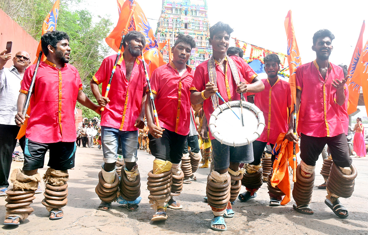 Devotees From Telangana offer Golden Bonam to Kanaka Durga - Sakshi41