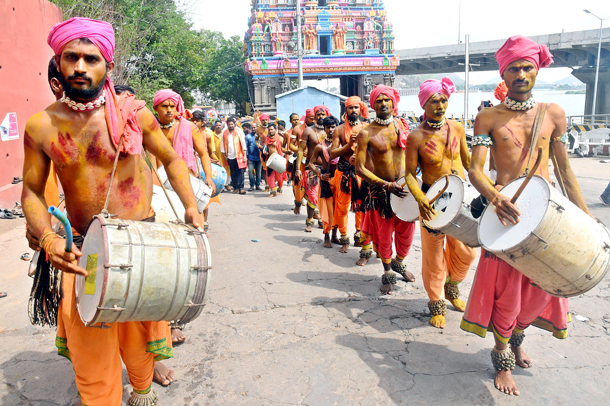 Devotees From Telangana offer Golden Bonam to Kanaka Durga - Sakshi43