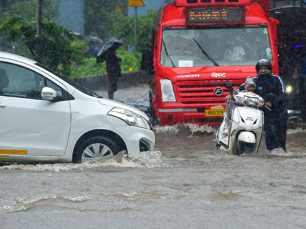 Heavy rains in Mumbai - Sakshi10