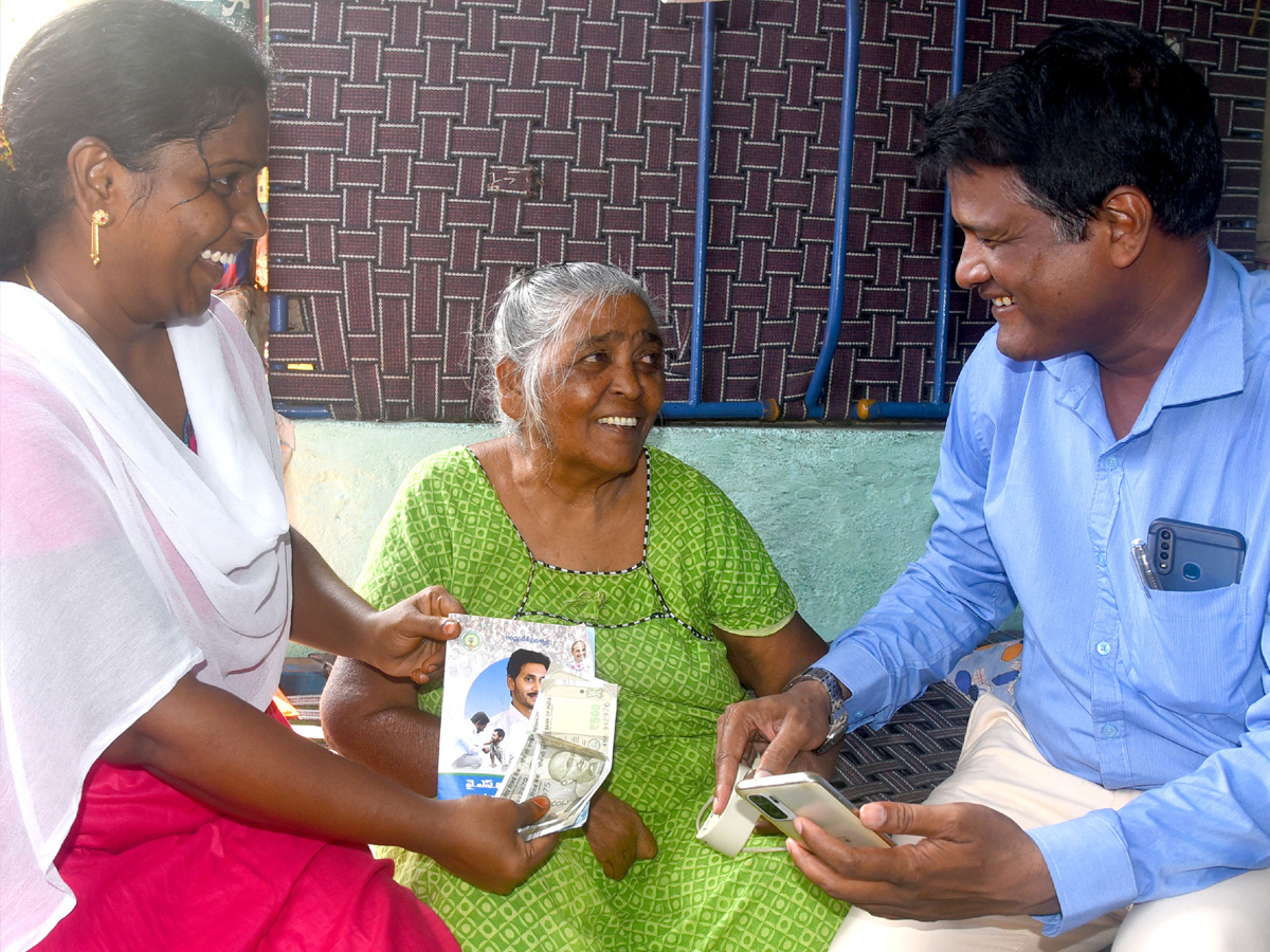 YSR Pensions Home Delivery In All Over AP Photo Gallery - Sakshi17