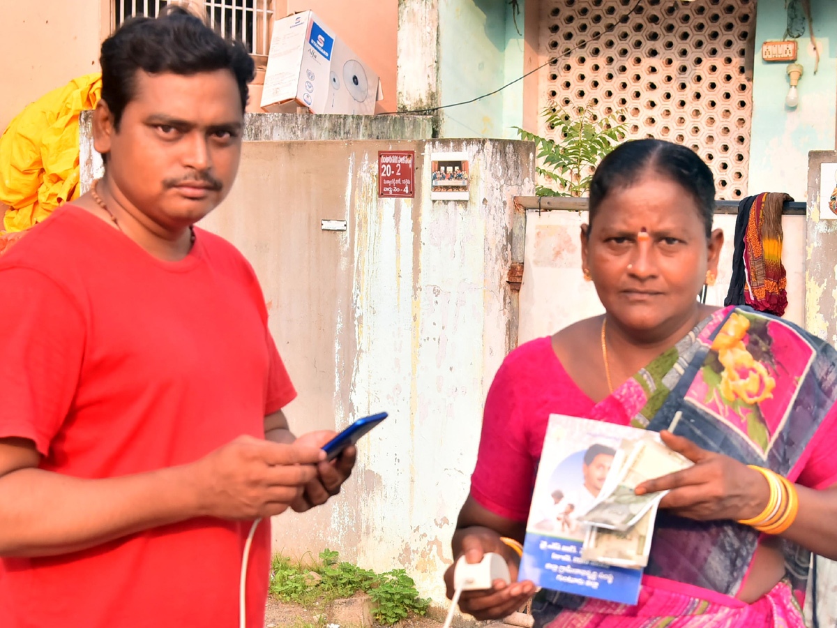 YSR Pensions Home Delivery In All Over AP Photo Gallery - Sakshi4