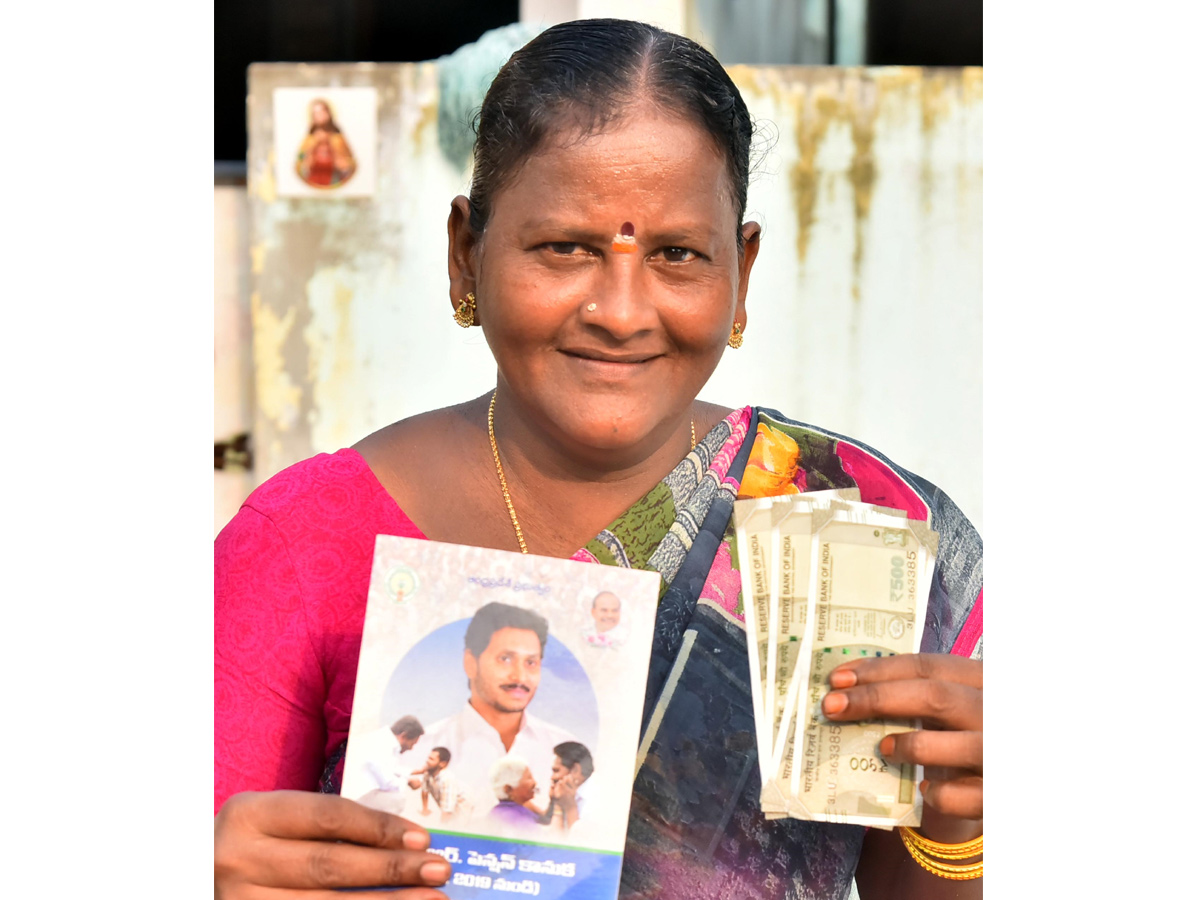 YSR Pensions Home Delivery In All Over AP Photo Gallery - Sakshi5