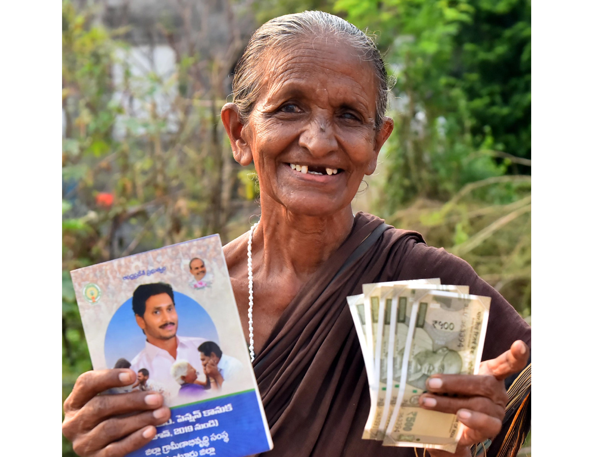 YSR Pensions Home Delivery In All Over AP Photo Gallery - Sakshi6