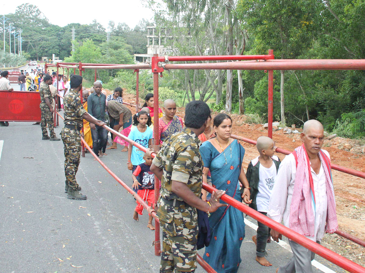 Huge Devotees Rush At Tirumala Tirupati Temple - Sakshi13