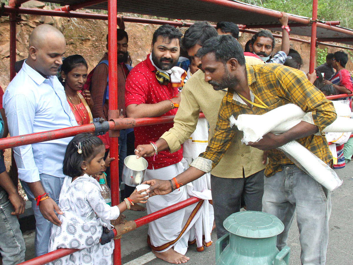Huge Devotees Rush At Tirumala Tirupati Temple - Sakshi16