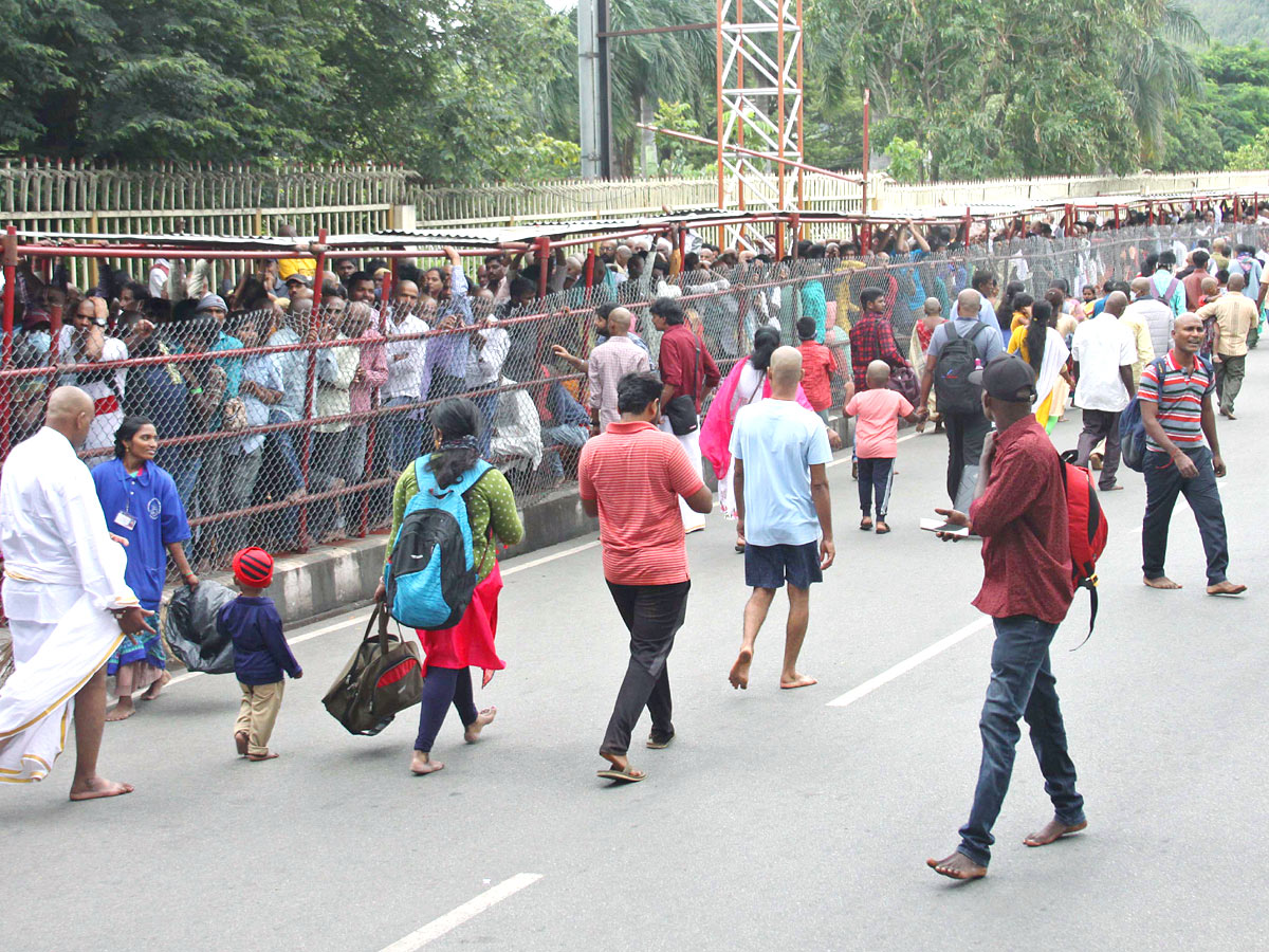 Huge Devotees Rush At Tirumala Tirupati Temple - Sakshi19