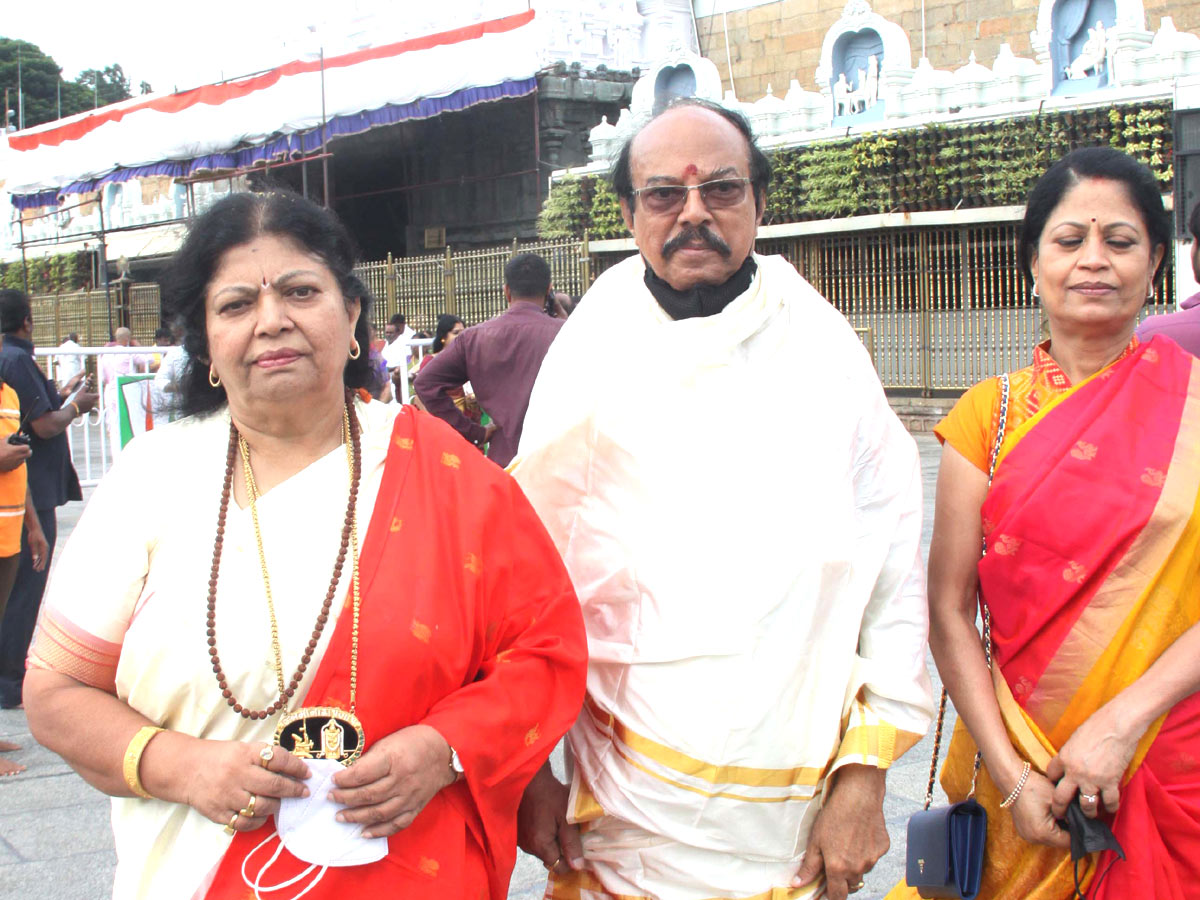 Huge Devotees Rush At Tirumala Tirupati Temple - Sakshi21